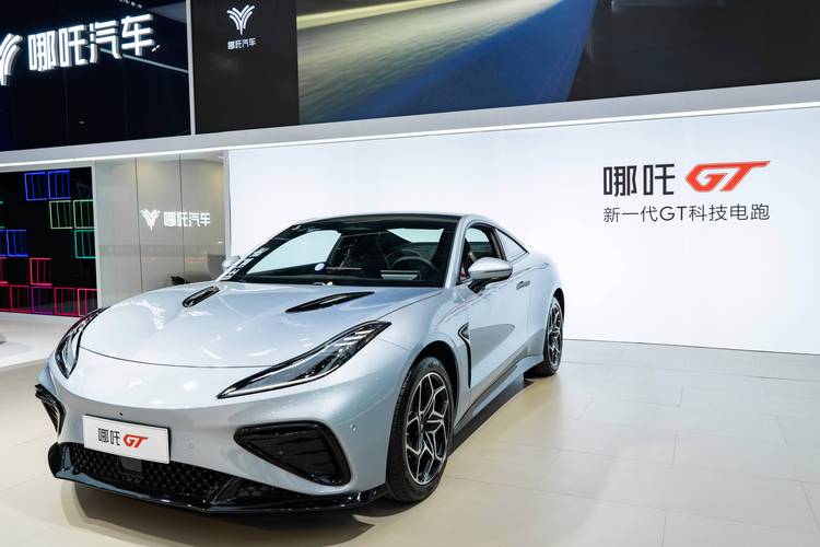 深圳25哪吒汽车在智能汽车领域的表现，领途汽车在新能源汽车市场中的影响力